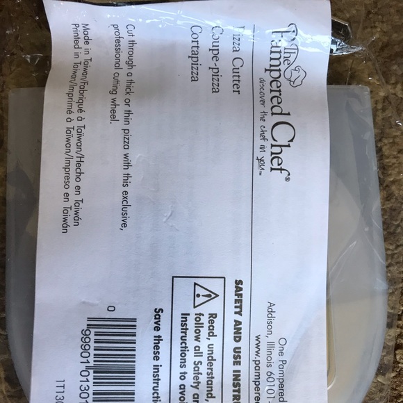 NEW Pampered Chef Pizza Cutter w/ Blade Guard 1301 - Picture 2 of 3